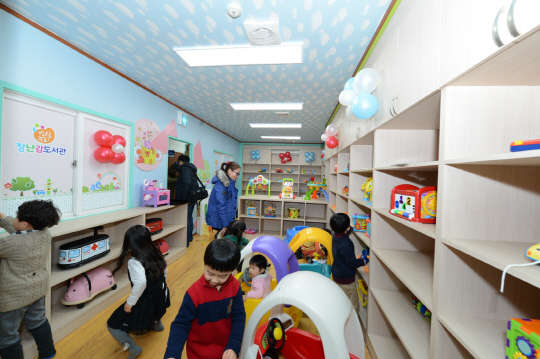 대구시 동구 신기동 소재 안심종합사회복지관 장난감어린이도서관에서 어린이들이 비치된 장난감을 만져보고 있다.<한국가스공사 제공>